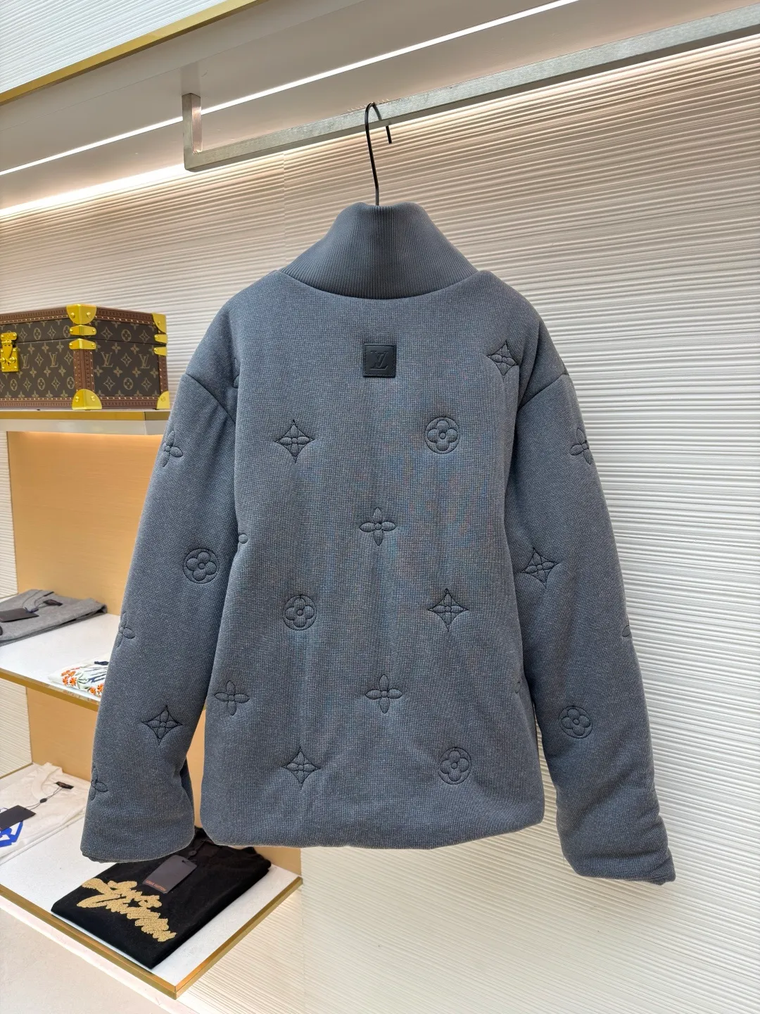 LOUIS VUITTON SKI ski series intarsia embroidered knitted cotton jacket ●Original version: purchased and developed by 32326 ●Item number: 1681833-C30 ●Fabric: cotton fabric ●Technology: knitted embroidery production ●Color: gray ●Version: fitted version ●Weight: about 1175 grams ●Size: 46-48-50-52 ●Description: This LV stand-collar jacket is made of high-density waffle knitted fabric. The surface presents the brand's classic Monogram elements (LV logo, four-leaf flower, star pattern) through the same color three-dimensional embossing process. The embossing depth is even, and the texture is low-key and layered. The placket uses a gold-plated metal zipper with precise and smooth chain teeth. The zipper head is embedded with the LV logo, and the details enhance brand recognition. The collar, cuffs and hem are all ribbed with the same fabric, with moderate elasticity to fit the body shape while ensuring wearing comfort. The body is filled with lightweight thermal cotton, which is evenly fixed through quilting technology, taking into account both bulkiness and warmth. The overall shape is a loose shoulder design, taking into account both casualness and practical wearability. It is an autumn and winter item that combines craftsmanship with brand aesthetics. The overall wiring is straight and delicate, the fabric is comfortable and soft, and the color is consistent without color difference. It can be matched with the same style to create a fashionable look and control various occasions. Customized accessories, complete with three standards, same style for men and women!
